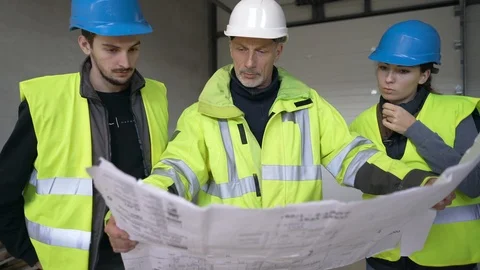 Engineering instructor working on building site with apprentice Vídeos de archivo 123214880