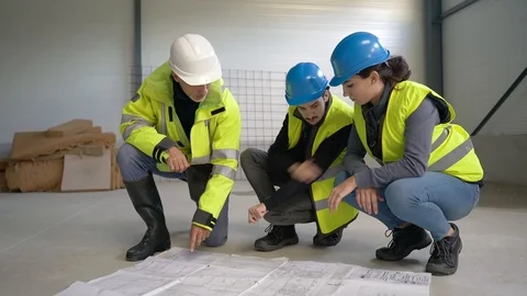 Engineering instructor working on building site with apprentice Vídeos de archivo 123215074