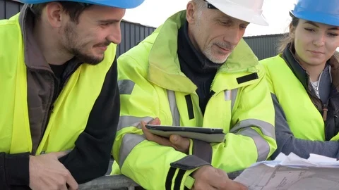 Engineering instructor working on building site with apprentice Vídeos de archivo 123215116