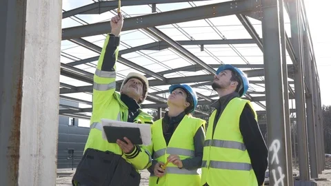 Engineering instructor working on building site with apprentice Vídeos de archivo 123215877