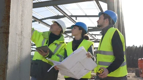 Engineering instructor working on building site with apprentice Vídeos de archivo 123215961