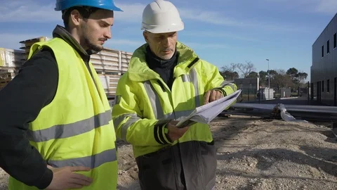 Engineering instructor working on building site with apprentice Vídeos de archivo 123215978