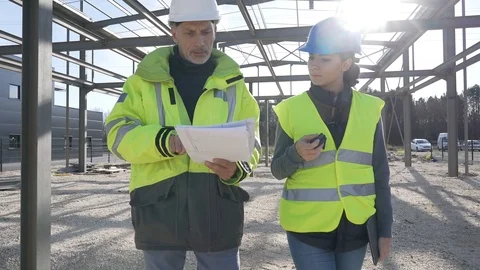 Engineering instructor working on building site with apprentice Vídeos de archivo 123216173