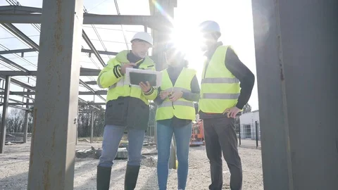 Engineering instructor working on building site with apprentice Vídeos de archivo 123216238