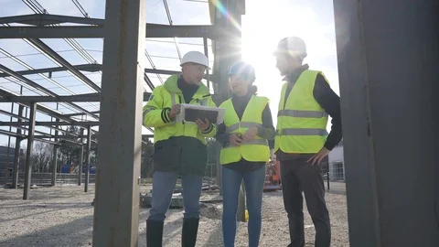 Engineering instructor working on building site with apprentice Vídeos de archivo 123216264