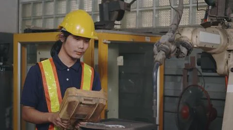 Engineering man check and control welding robotics automatic arms machine for Foto stock