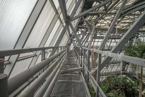 Engineering metal structures of the frame of the greenhouse, view from the te Stock-Fotos
