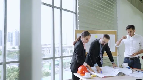 Engineering or businesspeople brainstorming Stock Footage 140437259