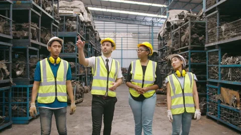 Engineering people are working in heavy industrial plant Engine parts factory Vidéo 152829512
