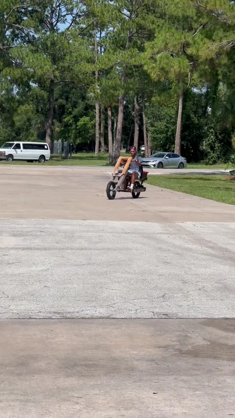 Engineering Student Builds Wooden E-Bike for Transportation Out of Necessity, Da Video stock 313637019