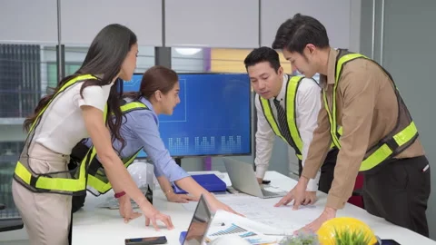 The engineering team is brainstorming to help plan Stock-Footage 140276618