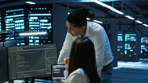 Engineering team colleagues in data center managing gear energy consumption Foto stock