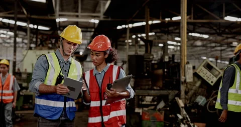 Engineering team Electrical technicians and inspectors Multi ethnic hold meeting Vidéo 177418592