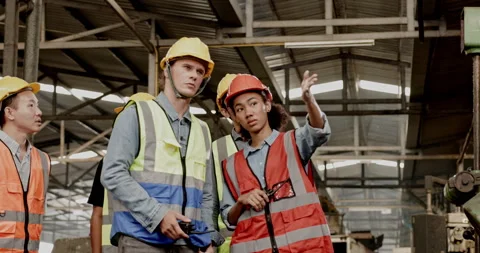 Engineering team Electrical technicians and inspectors Multi ethnic hold meeting Vidéo 177418694