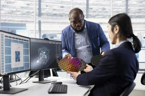 Engineering team inspects silicon wafer substrates with artificial intelligence Stockfoto's