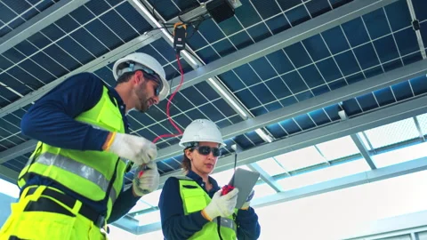 Engineering team measuring solar panel system performance Видео 339646389