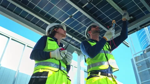 Engineering team measuring solar panel system performance 스톡 동영상 339646409