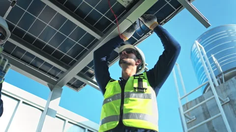 Engineering team measuring solar panel system performance 스톡 동영상 339646505