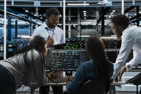 Engineering team programming in AI data center Stockfoto's