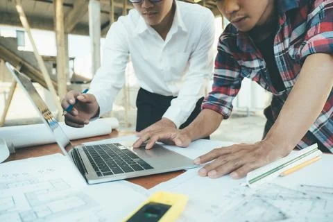 The engineering team working at building site meeting and discussing on laptop . Foto stock