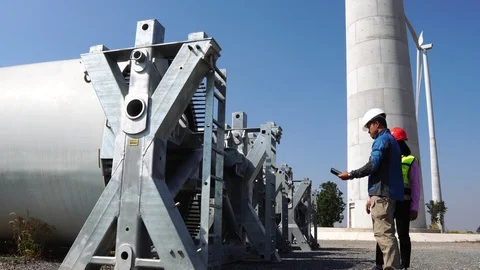 Engineering using Laptop at wind turbine  Vidéo 121200583