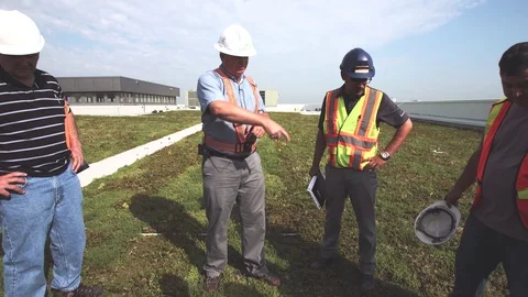 Engineers and Construction Workers Working on Green Environmental Roof Vidéo 70454099