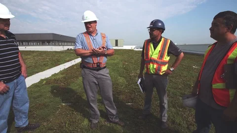 Engineers and Construction Workers Working on Green Environmental Roof Vídeos de archivo 70458978