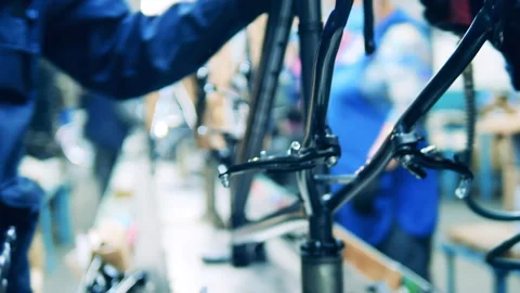 Engineers are assembling a bike body frame Vídeo Stock 147019386