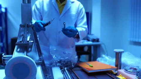 Engineers are checking the equipment in the lab Vidéo 115249498