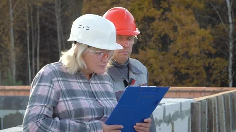Engineers are surprised to see building plan on construction site Vídeos de archivo 315598510