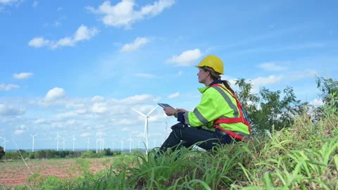 Engineers are using a tablet to check the wind turbine in the field, 스톡 동영상 253986331