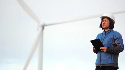 Engineers are working outdoors to check the wind turbine system Vídeos de archivo 144893993