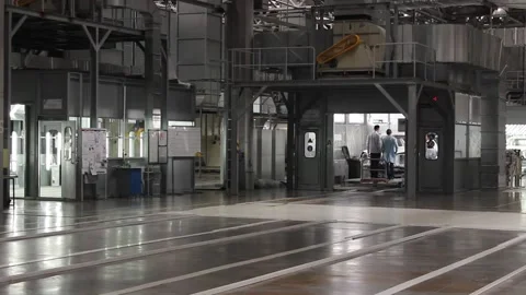 Engineers at the car factory, check the correctness of painting the car body 스톡 동영상 122335870