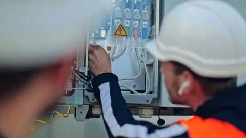 Engineers checking solar panel setup Video stock 124469722