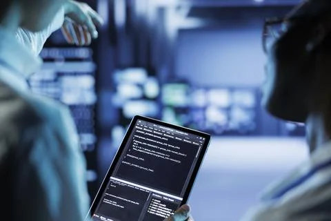 Engineers code on tablet in data center Foto stock