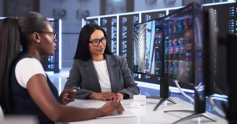 Engineers Collaborate At Office Desk, Planning Data Center Infrastructure Tog Stockfoto's