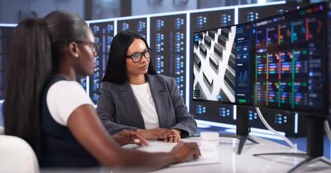 Engineers Collaborating On Data Center Plans To Improve Network Efficiency. Stockfoto's