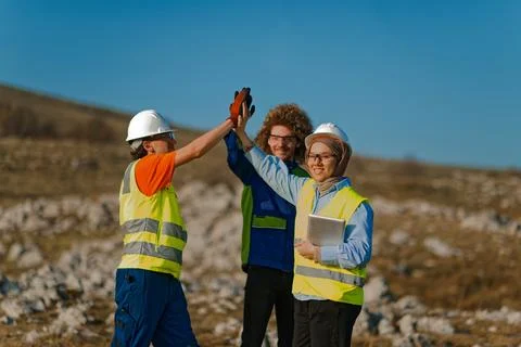 Engineers Collaborating in the Field to Inspect Foto stock