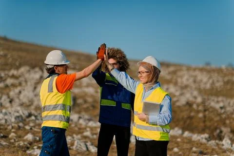 Engineers Collaborating in the Field to Inspect Stock-Fotos