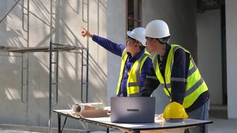 Engineers discuss project details at a construction site ensuring efficient.. Vídeo Stock 333579734