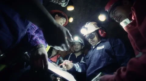 Engineers geologist discussing planes of work 스톡 동영상 40196674