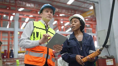 Engineers Inspecting Industrial Equipment with Tablet Vídeos de archivo 342635512