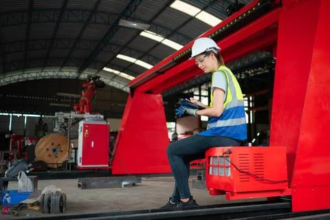 An engineers installing and testing a large robotic arm. before sending it... Foto stock