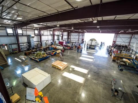 Engineers prepare to test the parachute system for NASAs Orion Foto stock