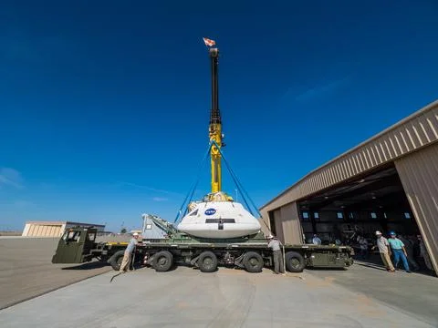 Engineers prepare to test the parachute system for NASAs Orion Foto stock