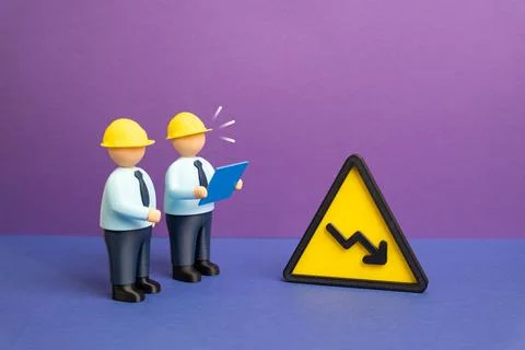 Engineers studying a performance decline. Declining performance, problems, .. Foto stock