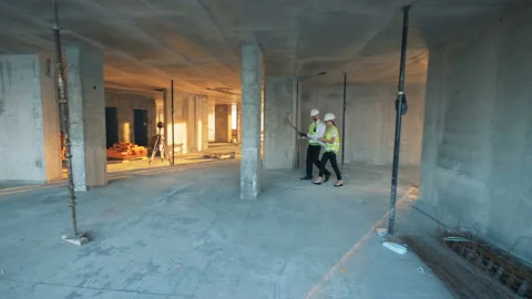 Engineers walk through a building on a construction site. Vídeos de archivo 95037723