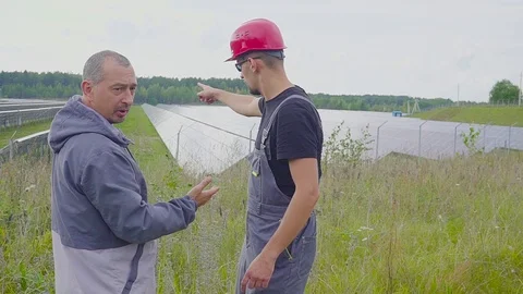 Engineers at Work talking In a Solar Power Station Video stock 95894673