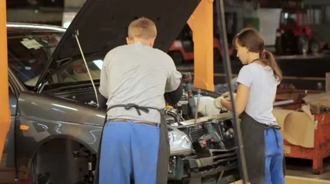 Engineers working with car engine Vidéo 66507219