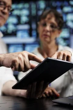 Engineers working in data center Stockfoto's